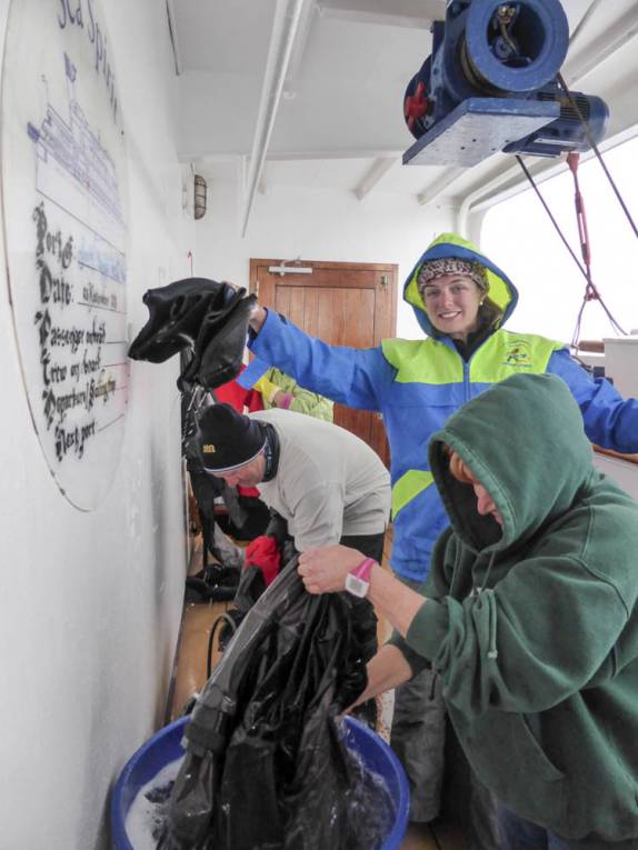 Última atividade do grupo de caiaque, a lavagem de todo o nosso equipamento antes de guardá-lo para o próximo grupo, a bordo do Sea Spirit, já a caminho da América do Sul